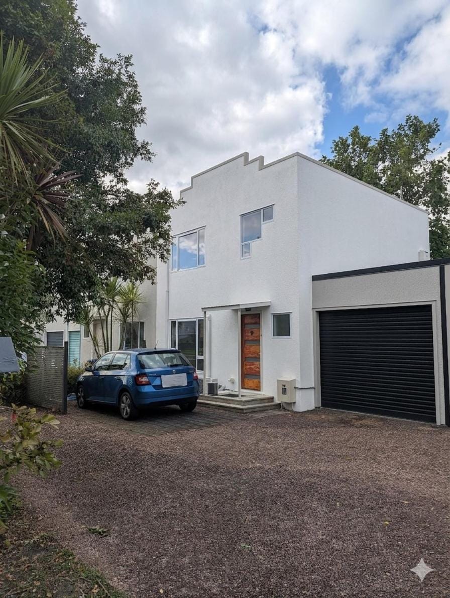 Bright Modern Townhouse at Kingsland with Deck and Garage House in Auckland