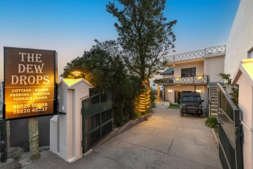 The Dew Drops Kasauli I Near Mall Road Kasauli I Sun Set View I Open Terrace I Bath Tub I Multi-Cuisine Apartment in Himachal Pradesh