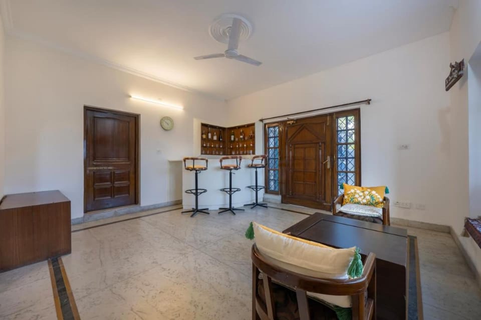 The Dew Drops Kasauli I Near Mall Road Kasauli I Sun Set View I Open Terrace I Bath Tub I Multi-Cuisine Apartment in Himachal Pradesh