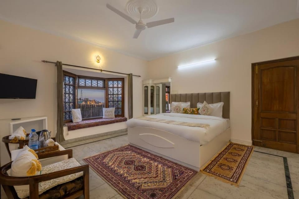 The Dew Drops Kasauli I Near Mall Road Kasauli I Sun Set View I Open Terrace I Bath Tub I Multi-Cuisine Apartment in Himachal Pradesh