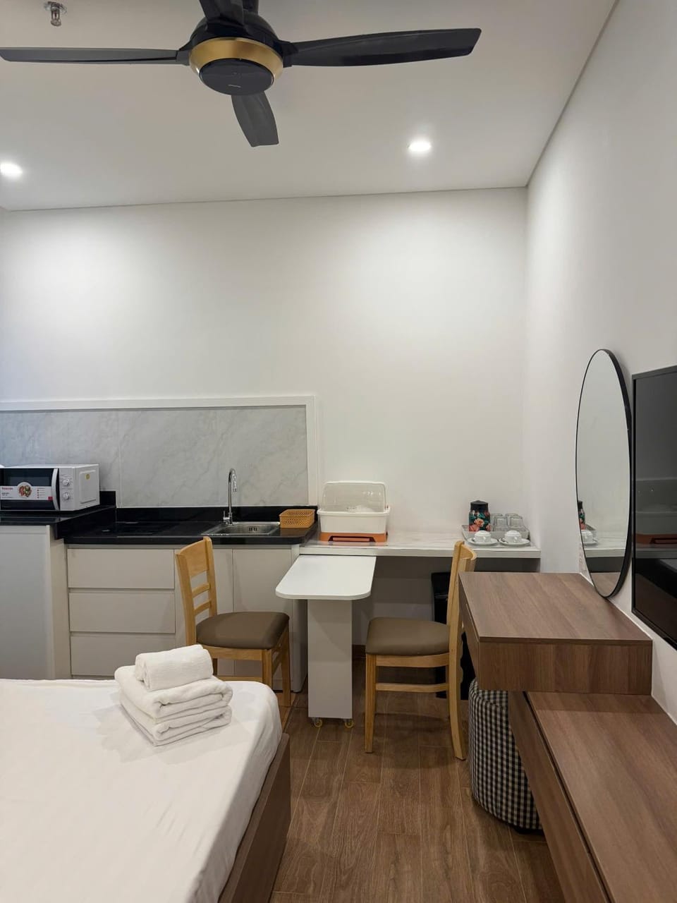 Bed, TV and multimedia, Kitchen or kitchenette, Photo of the whole room, Dining area, Bedroom
