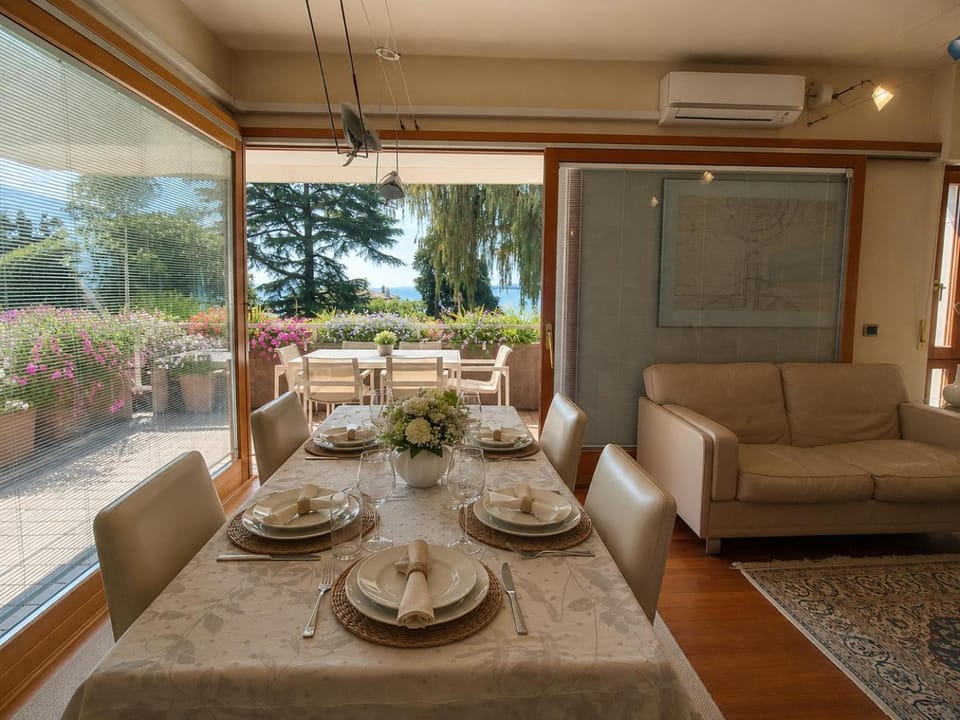 Living room, Seating area, Dining area, air conditioner