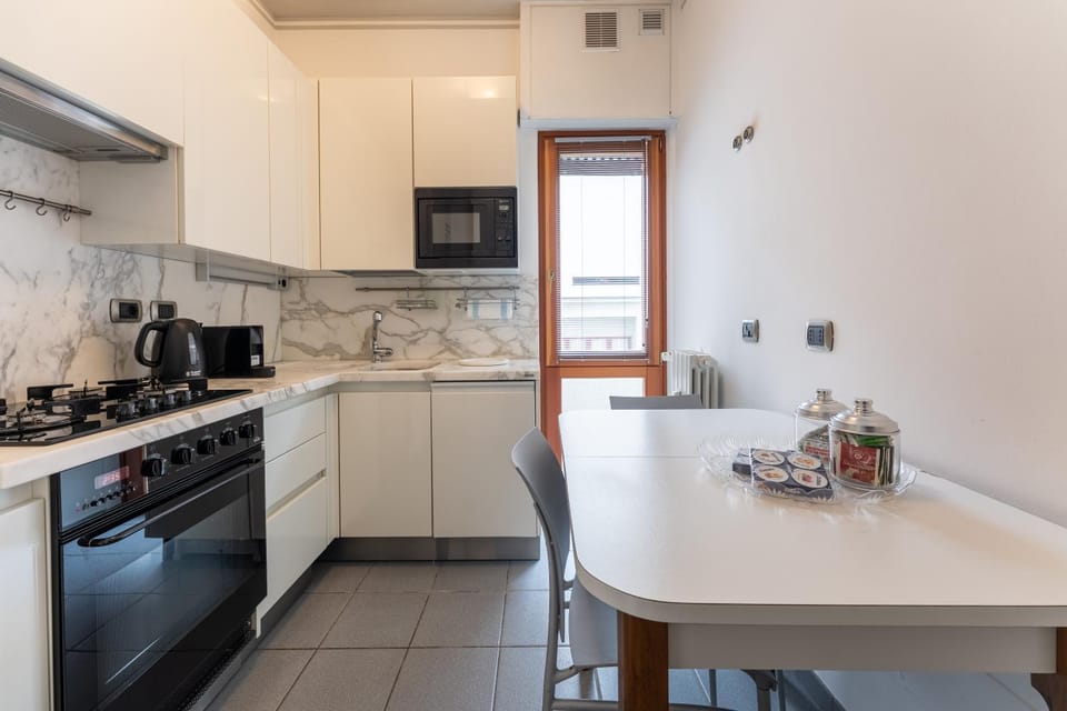Coffee/tea facilities, Kitchen or kitchenette, dishwasher, oven