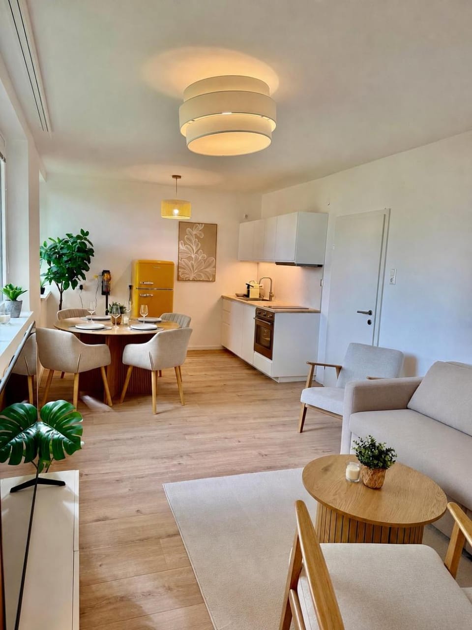 Kitchen or kitchenette, Living room, Seating area, Dining area