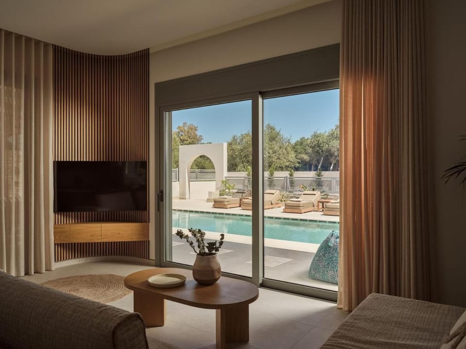 Communal lounge/ TV room, Natural landscape, TV and multimedia, Living room, Photo of the whole room, Seating area, Pool view, Swimming pool, sunbed