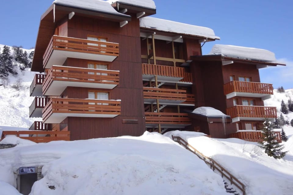 Cimes 2 #15 - 4 guests - Ski in - Ski out Apartment in Les Allues