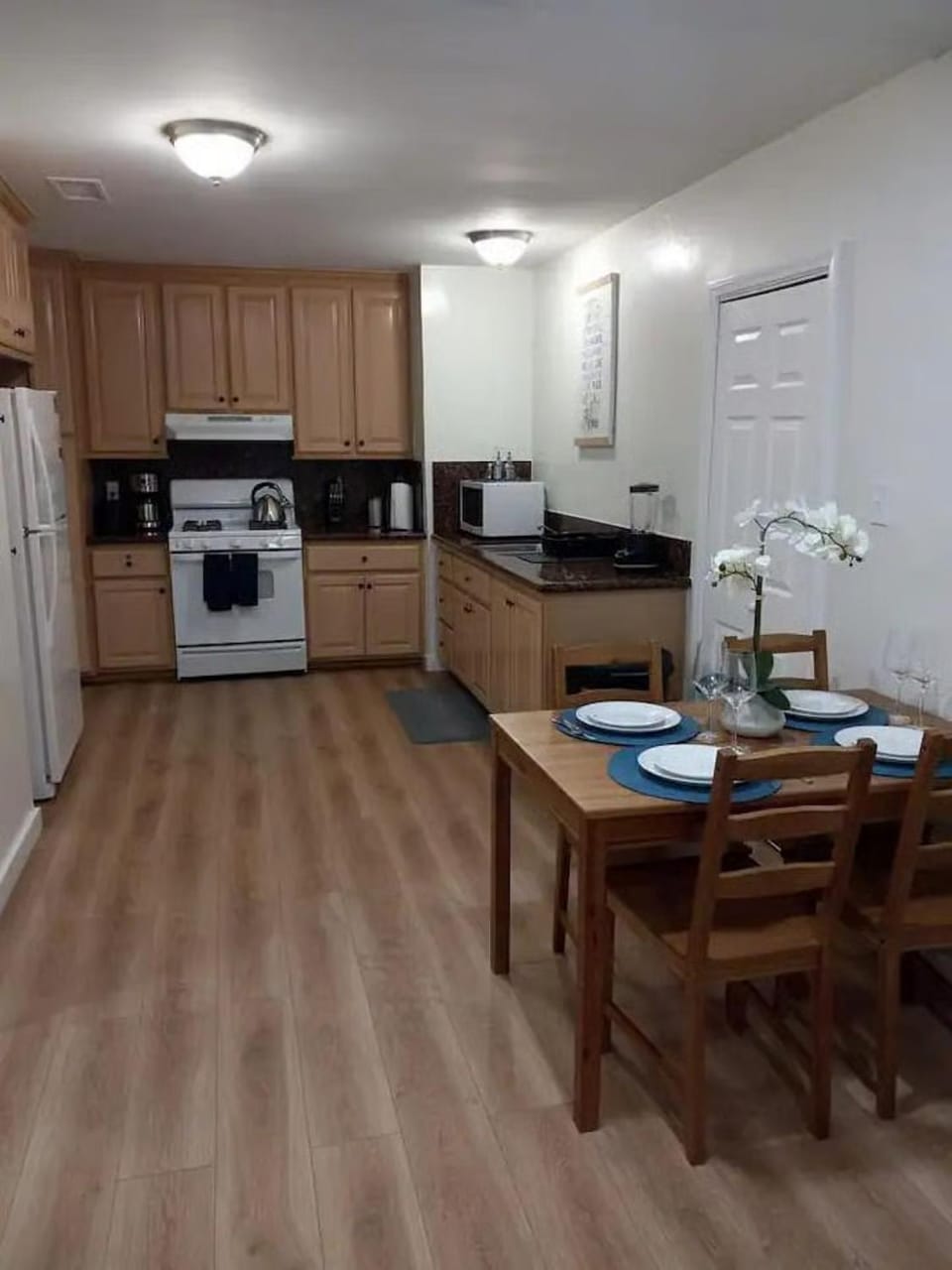 "Sage-3" Beautiful, comfortable 3 bedroom home in Rialto with AC and laundry House in Colton