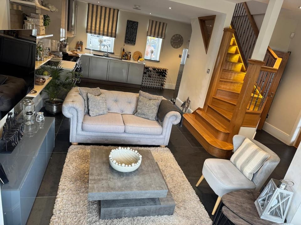 Seating area, kitchen