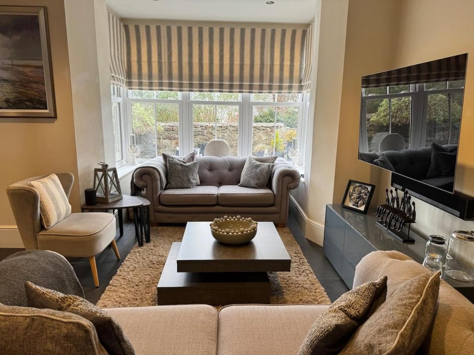 Seating area, kitchen