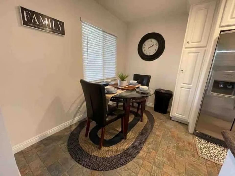 Kitchen or kitchenette, Dining area, oven, pet friendly
