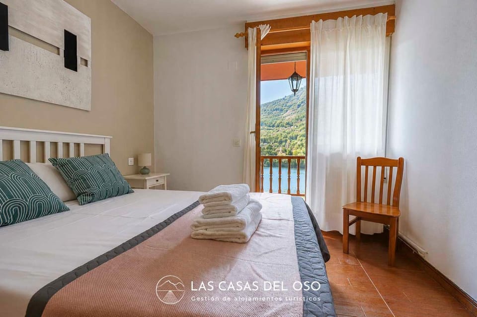 Balcony/Terrace, Bedroom, Lake view, Mountain view