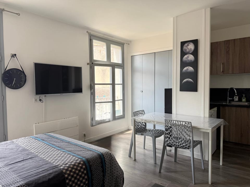 Bed, TV and multimedia, Kitchen or kitchenette, Living room, Photo of the whole room, Seating area, Dining area, Bedroom