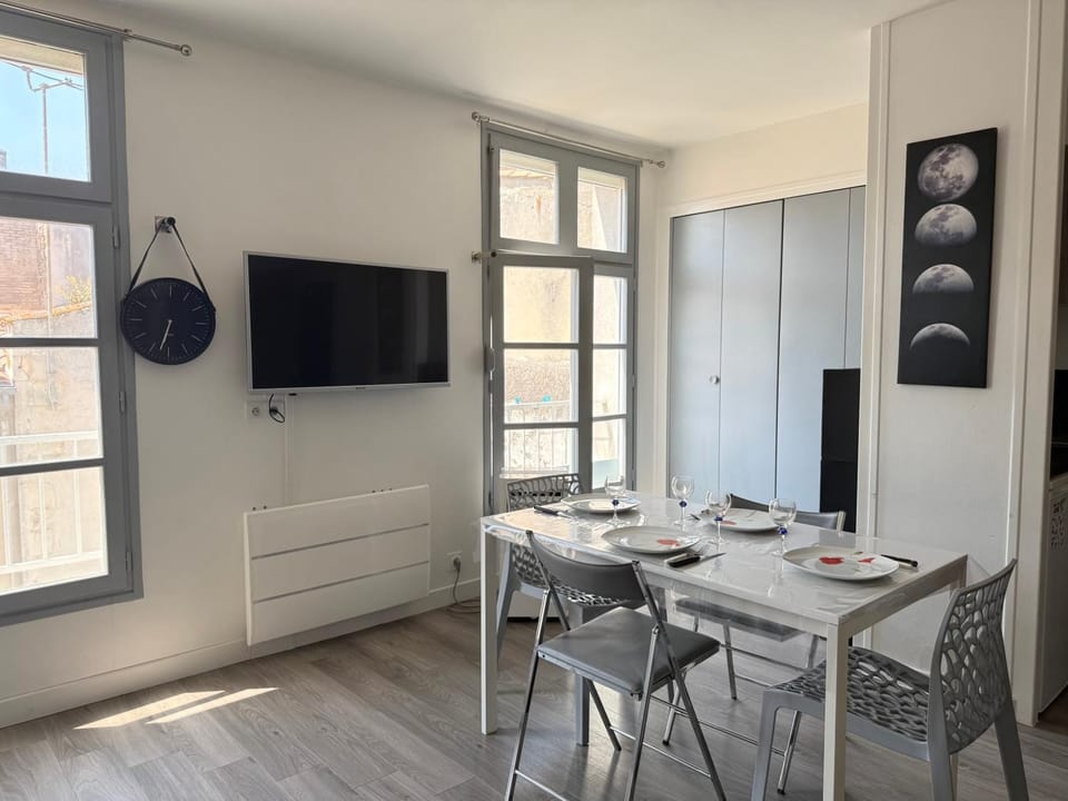 Communal lounge/ TV room, TV and multimedia, Dining area
