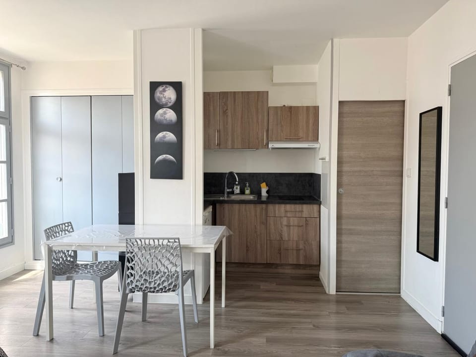 Kitchen or kitchenette, Dining area, dishwasher, oven, stove