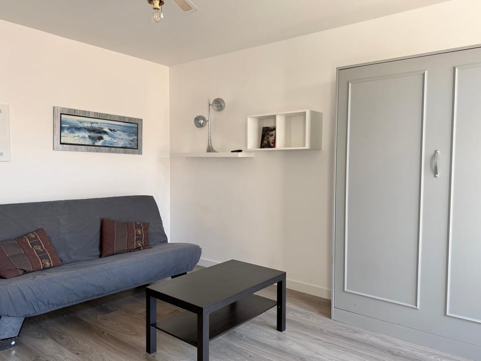 TV and multimedia, Living room, Seating area, air conditioner