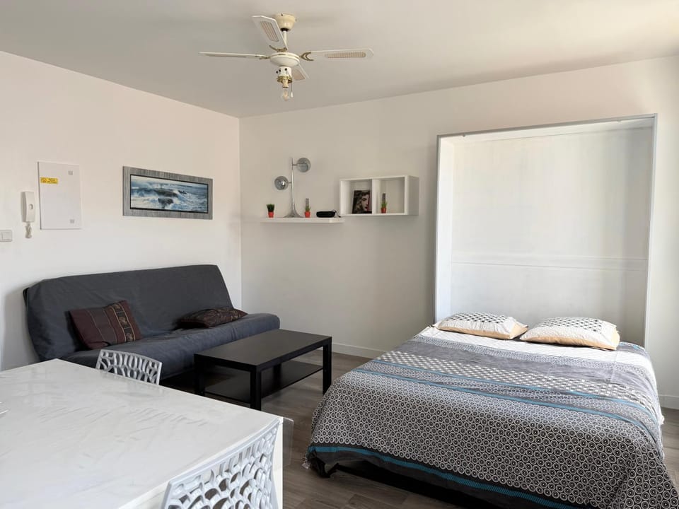 Bed, TV and multimedia, Living room, Photo of the whole room, Seating area, Bedroom, fireplace
