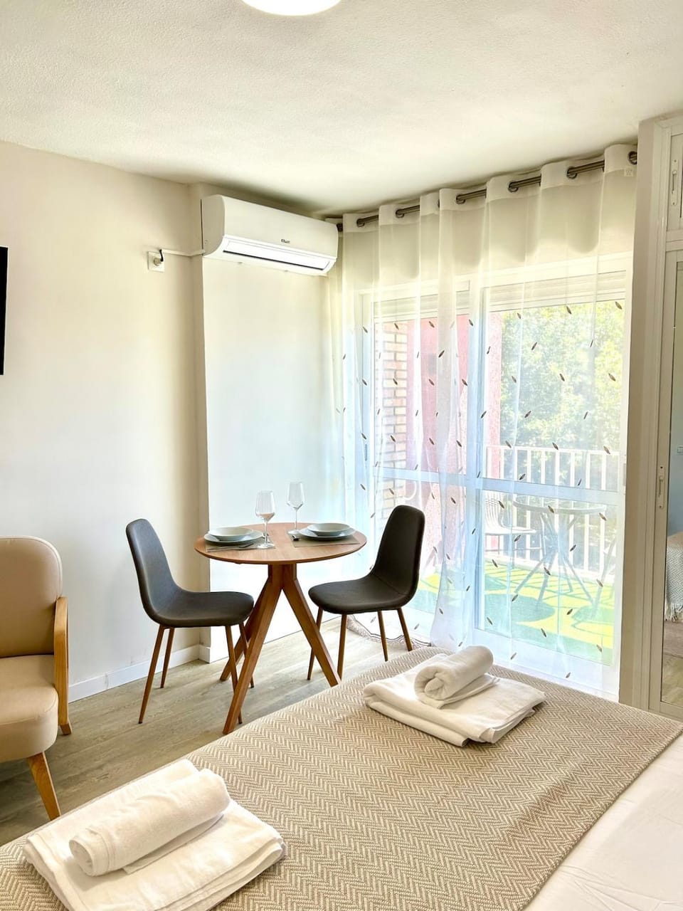 Living room, Dining area, air conditioner