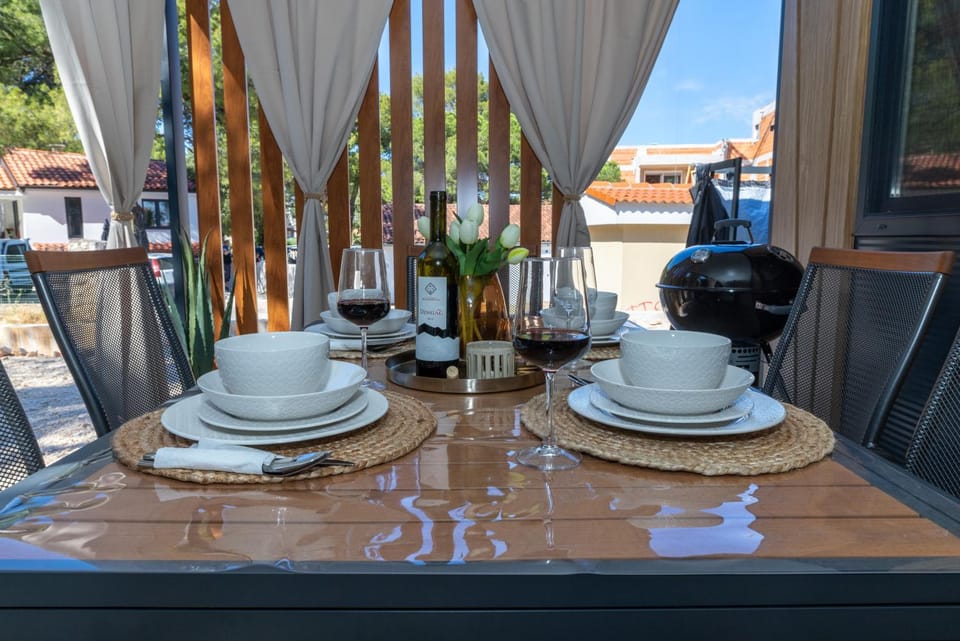 Day, Food and drinks, Dining area, Food, Drinks, Alcoholic drinks