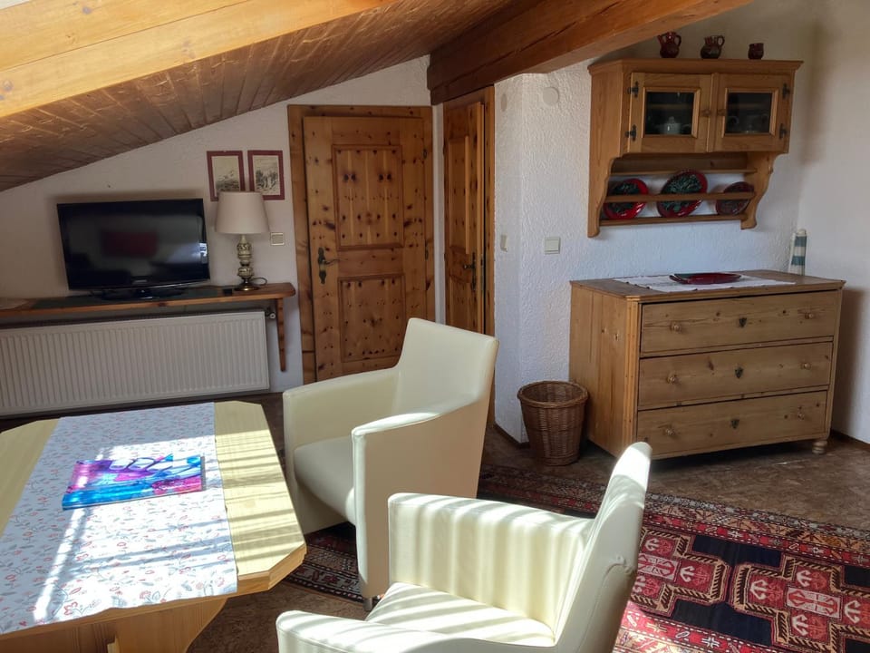 TV and multimedia, Living room, Seating area, Evening entertainment