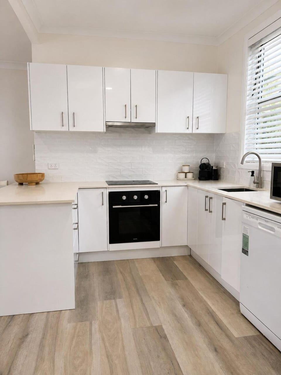 Coffee/tea facilities, dishwasher, oven, kitchen