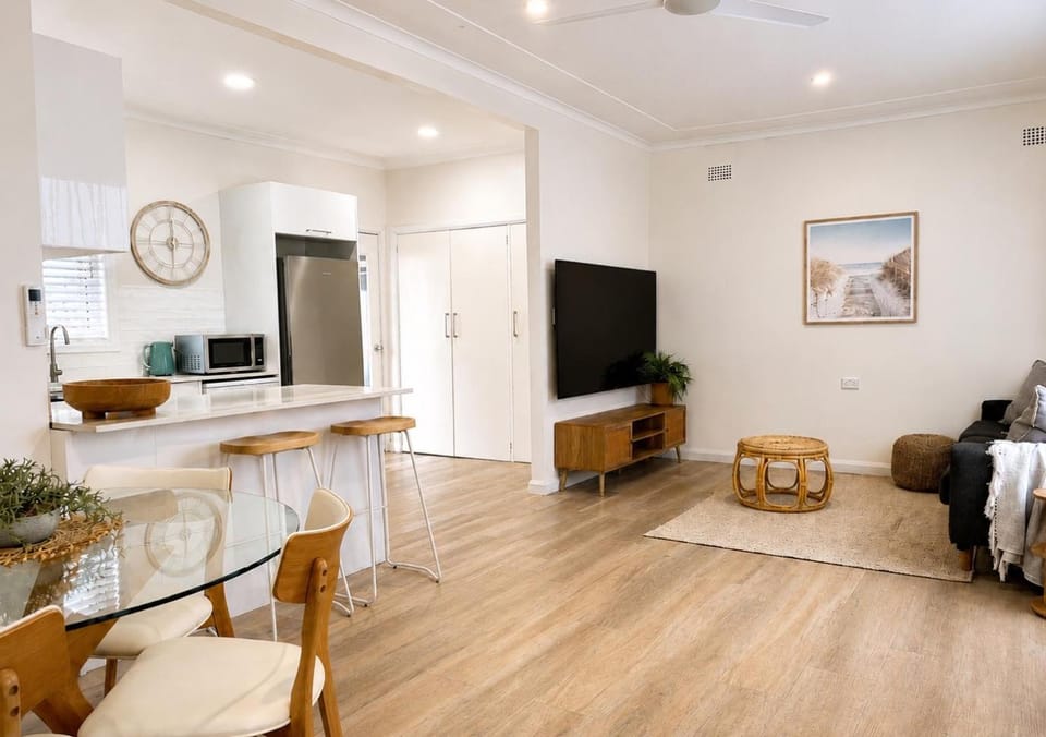 TV and multimedia, Living room, Seating area, Dining area