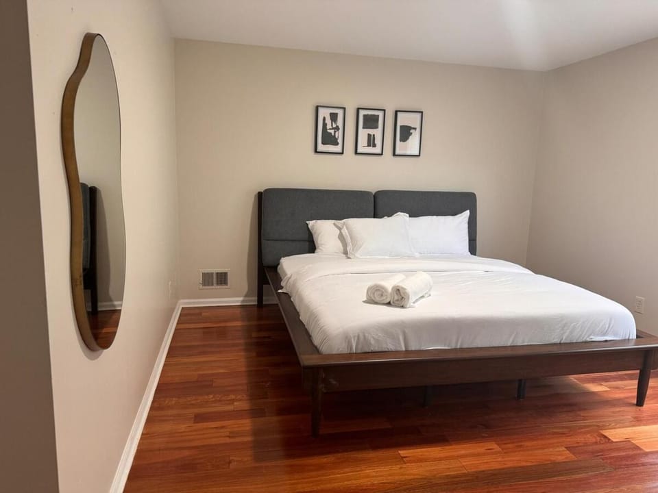 Ridgewood Luxury 3 KINGS by EWR 4 mins W parking Apartment in Newark