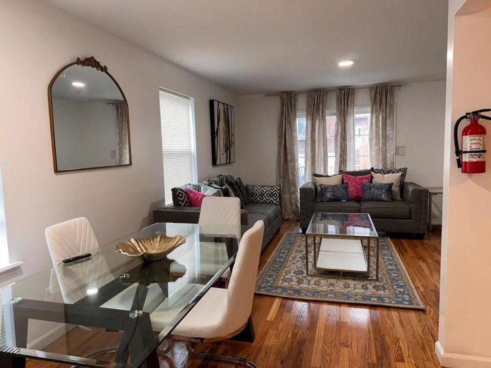 Ridgewood Luxury 3 KINGS by EWR 4 mins W parking Apartment in Newark