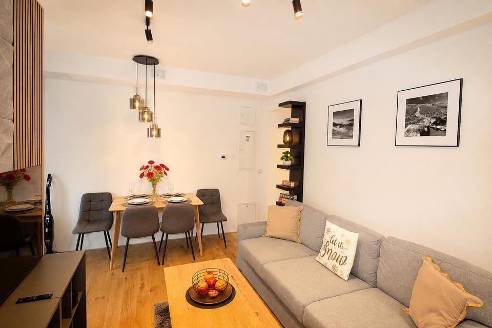 Slunné studio v centru jen 150m od lanovky, s vlastním parkováním a malou terasou, WIFI, SAT, rekuperace, vybavená kuchyně a moderní koupelna s pračkou Apartment in Czechia