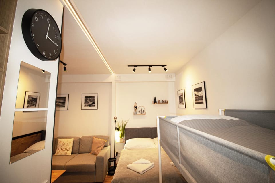 Slunné studio v centru jen 150m od lanovky, s vlastním parkováním a malou terasou, WIFI, SAT, rekuperace, vybavená kuchyně a moderní koupelna s pračkou Apartment in Czechia