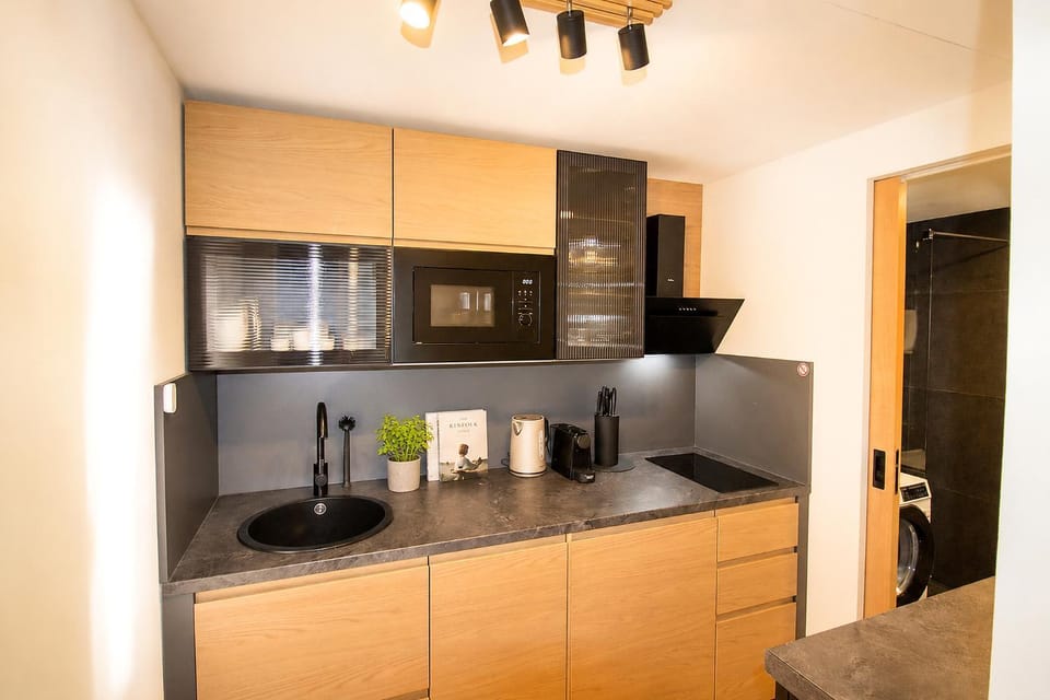 Slunné studio v centru jen 150m od lanovky, s vlastním parkováním a malou terasou, WIFI, SAT, rekuperace, vybavená kuchyně a moderní koupelna s pračkou Apartment in Czechia