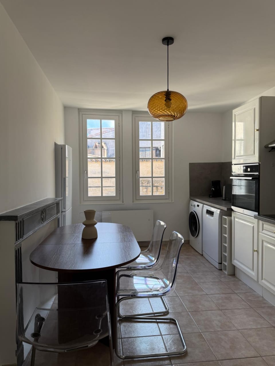 Kitchen or kitchenette, Dining area
