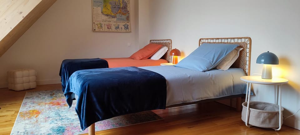 Bed, Photo of the whole room, Bedroom