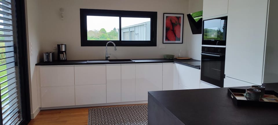 Coffee/tea facilities, dishwasher, microwave, oven, toaster, kitchen
