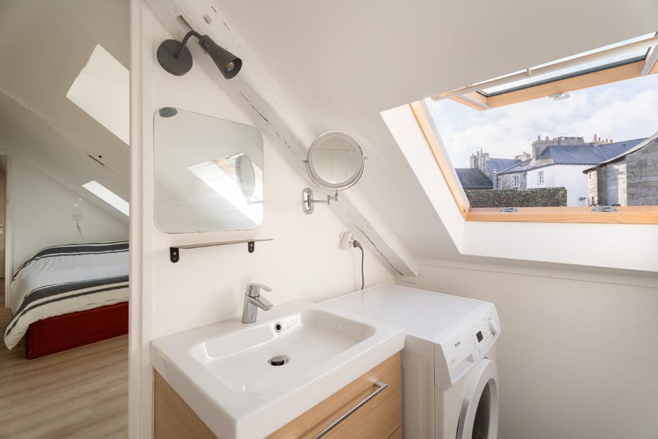 Toilet, Communal lounge/ TV room, Decorative detail, Decorative detail, Bath