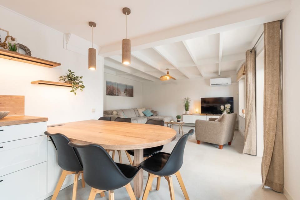 TV and multimedia, Seating area, Dining area, oven