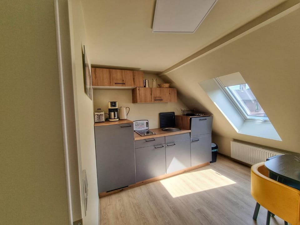 Coffee/tea facilities, Kitchen or kitchenette, stove, toaster