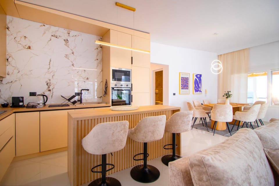 Kitchen or kitchenette, Living room, Seating area, Dining area