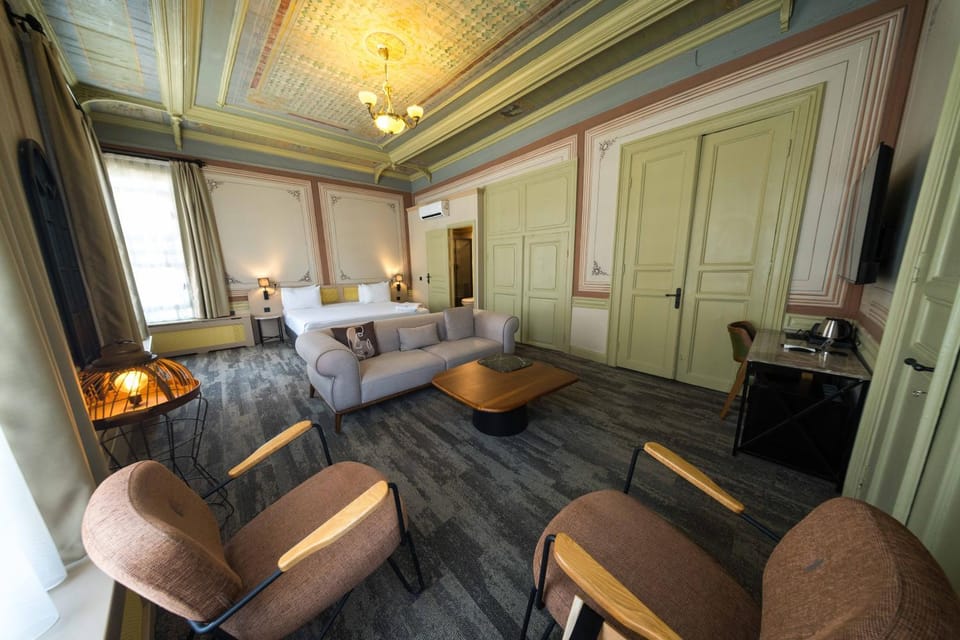 Bed, Living room, Photo of the whole room, Seating area, Bedroom