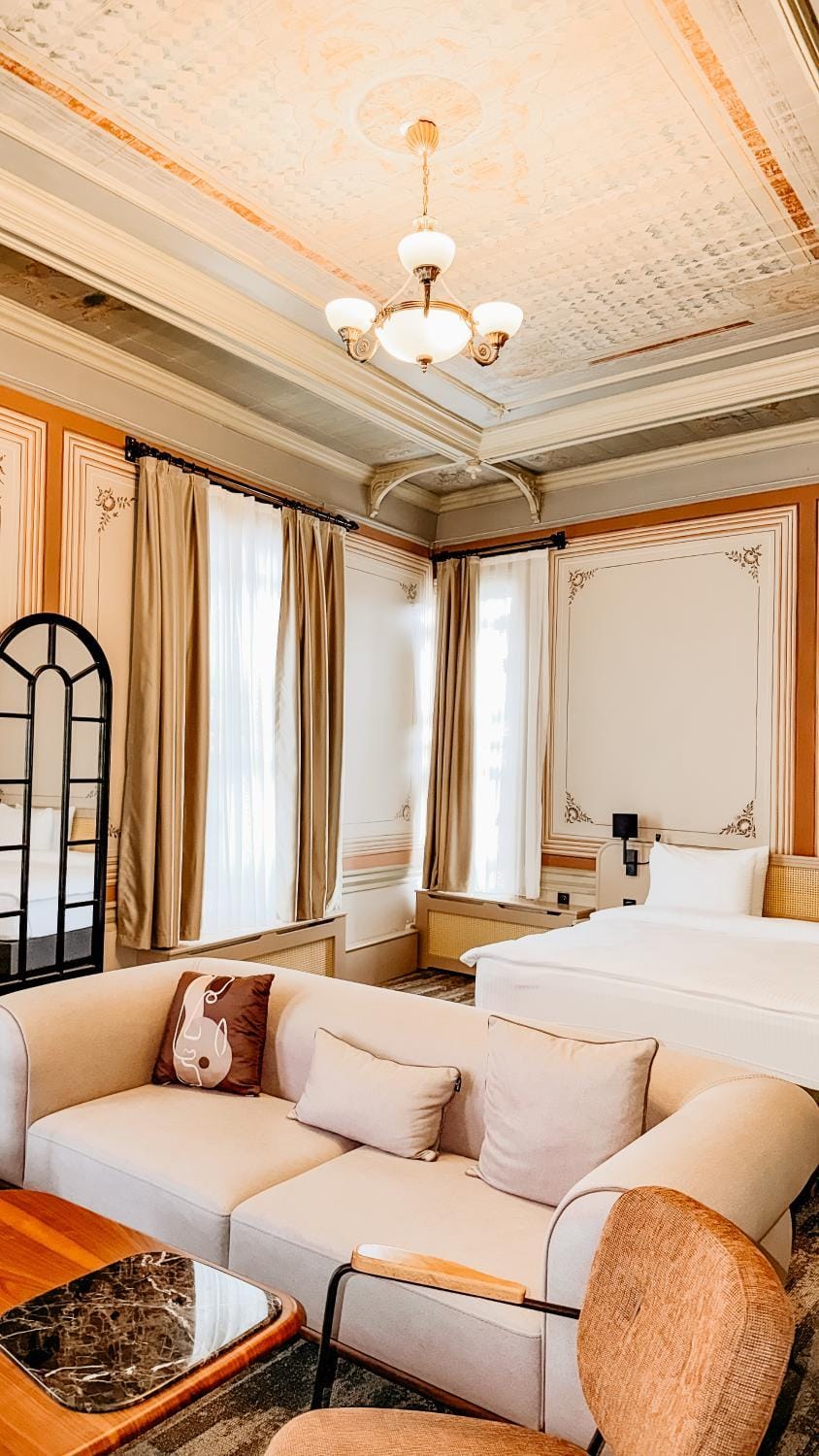 Bed, Seating area, Bedroom