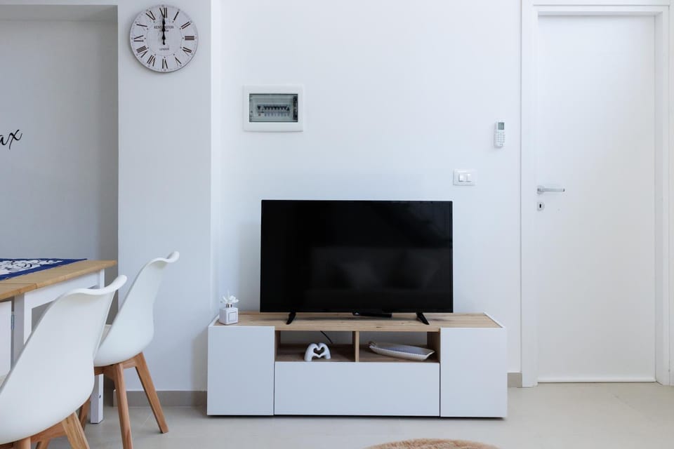 Communal lounge/ TV room, TV and multimedia, Living room, Seating area, Dining area, Evening entertainment