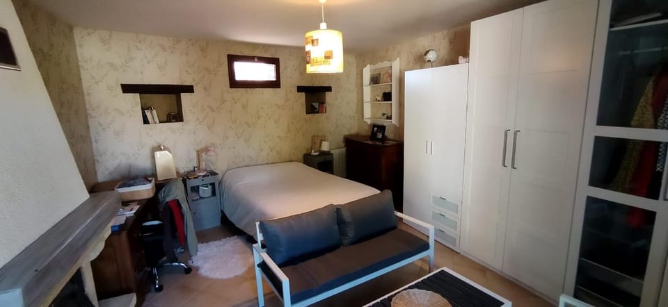 Photo of the whole room, Bedroom