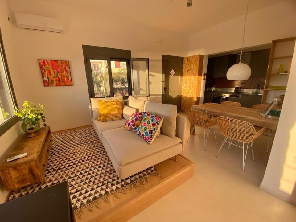 Kitchen or kitchenette, Living room, Seating area, Dining area, air conditioner