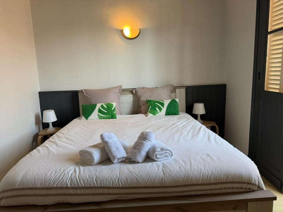 Bed, Bedroom, towels