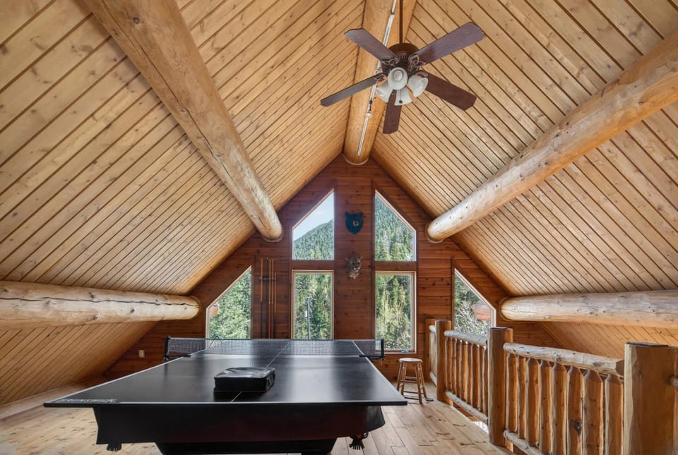 4BR Mountain Log Cabin Hot Tub Loft Deck Views Cabin in Cascade-Chipita Park