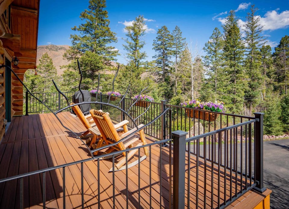 4BR Mountain Log Cabin Hot Tub Loft Deck Views Cabin in Cascade-Chipita Park