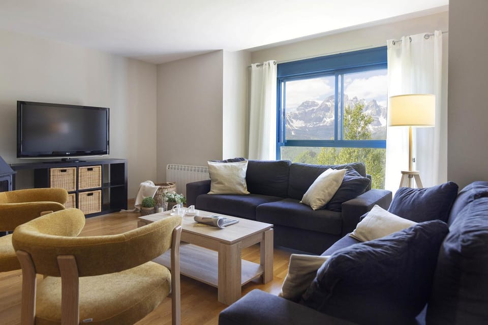Communal lounge/ TV room, Living room