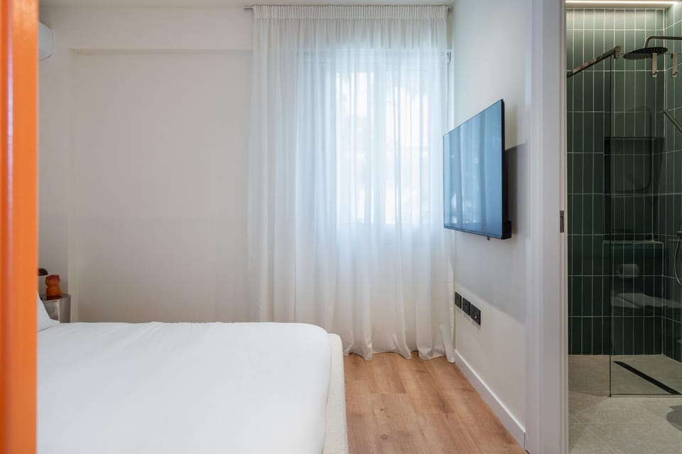 Bed, TV and multimedia, Bedroom