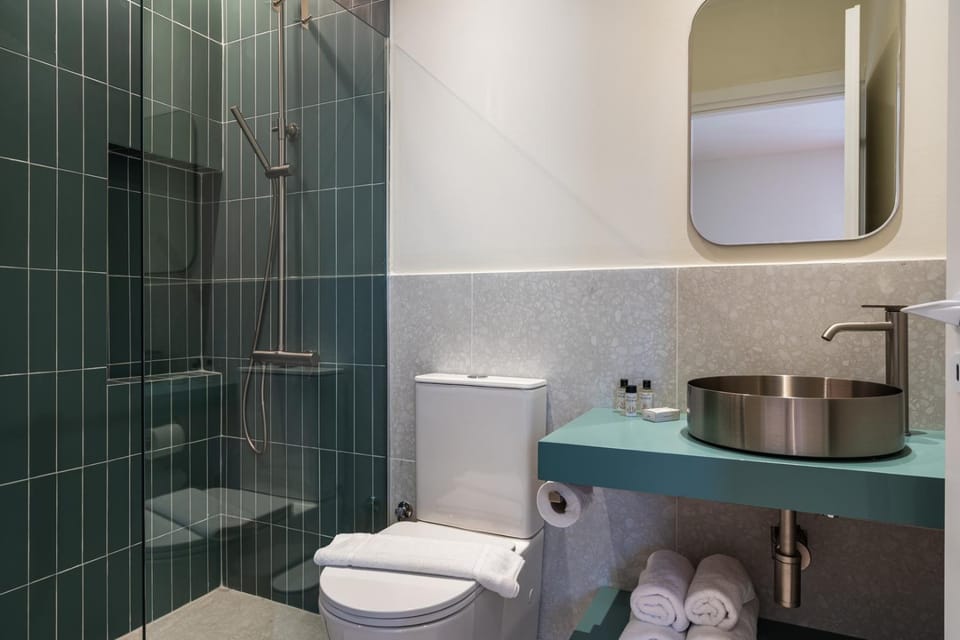 Shower, Toilet, Bathroom, towels