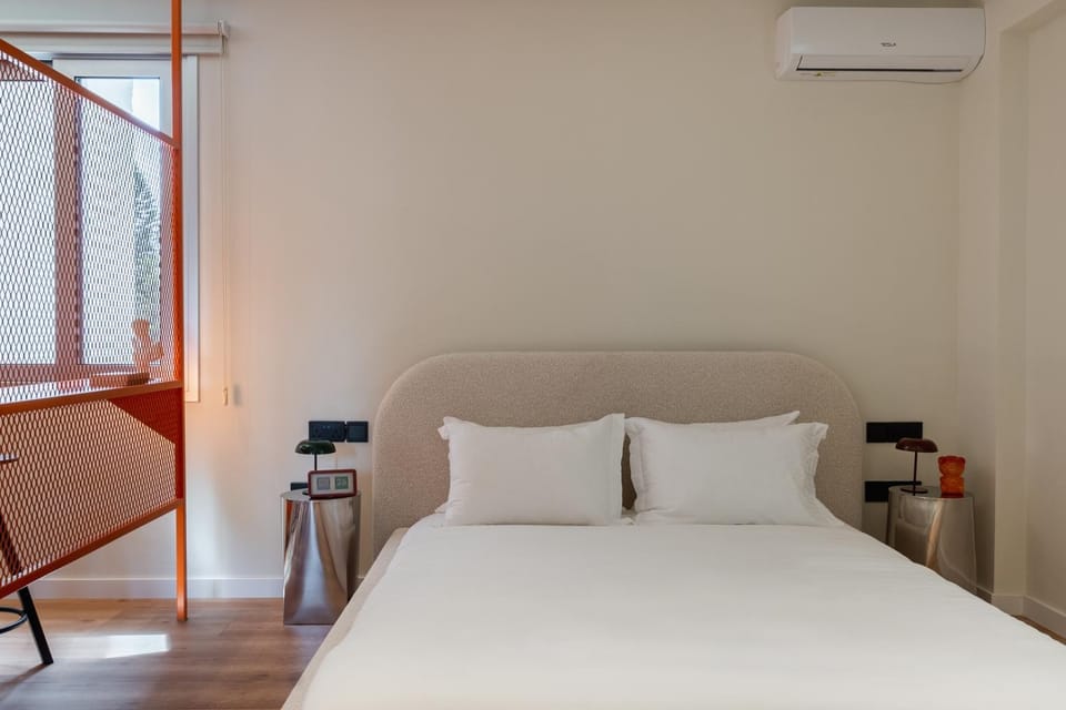 Bed, Living room, Photo of the whole room, Seating area, Bedroom, air conditioner