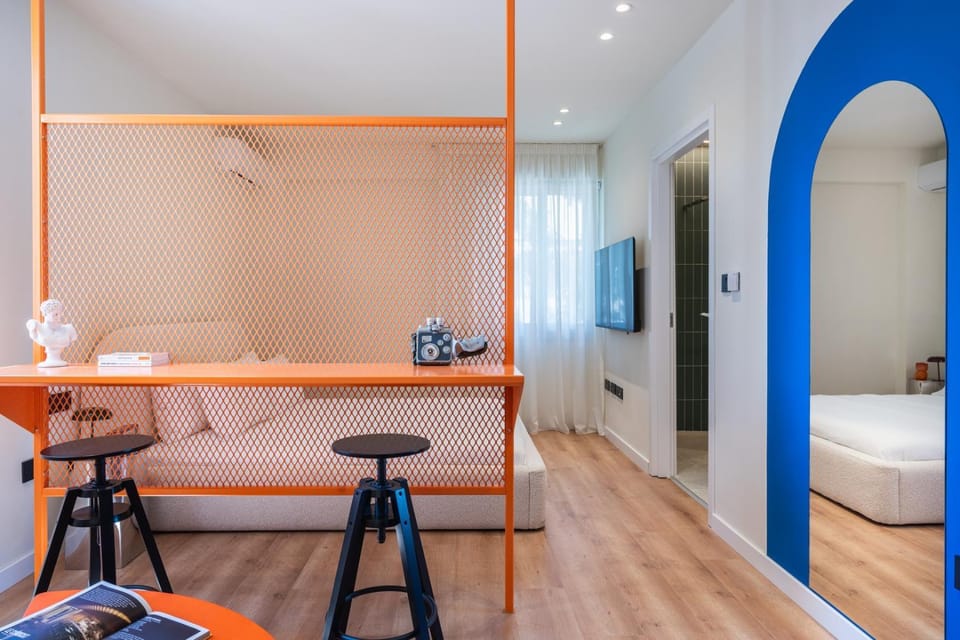 Bed, TV and multimedia, Living room, Photo of the whole room, Seating area, Dining area, Bedroom